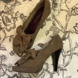 Madden Girl INSULT heels shoes suede leather bows stilettos tan brown 7 peep toe